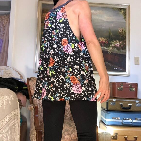 Torrid sleeveless to floral  - Picture 2 of 5